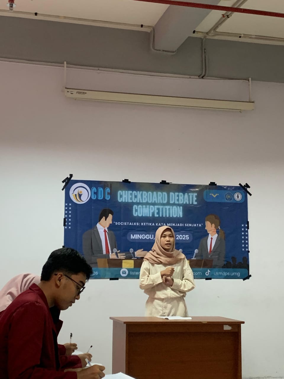 debat2.jpg (79 KB)