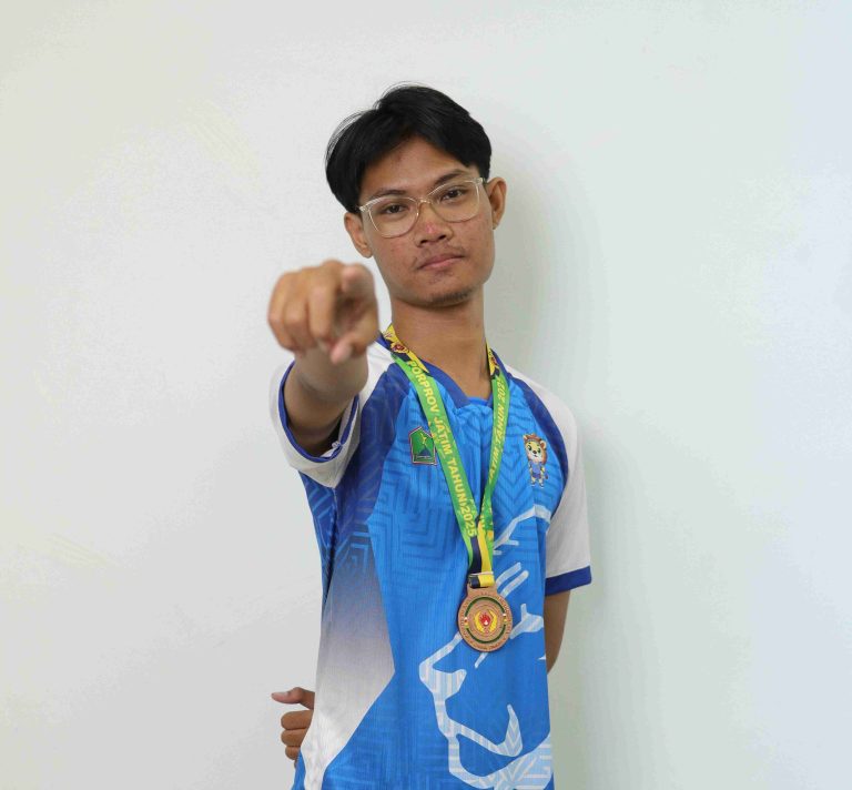 Gak Cuma di Sawah, Mahasiswa Agroteknologi UMG Ini Jago di Arena E-Sport! Raih Medali di PORPROV Jatim 2025!