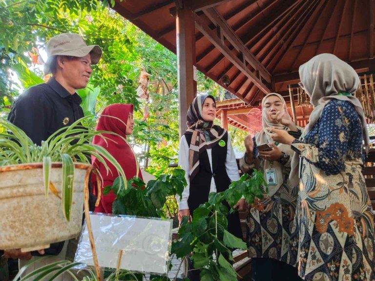 Kepala Bidang Pusat Studi Kesehatan dan Eksakta UMG Turun Langsung Jadi Juri Lomba Lingkungan Sekolah Muhammadiyah Sehat! Kunjungi Tiga Sekolah Ini!