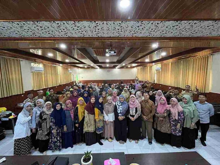Dosen UMG Bakar Semangat Pelayanan Prima! Workshop di SMAN 1 Kedamean Libatkan Guru Hingga Satpam!