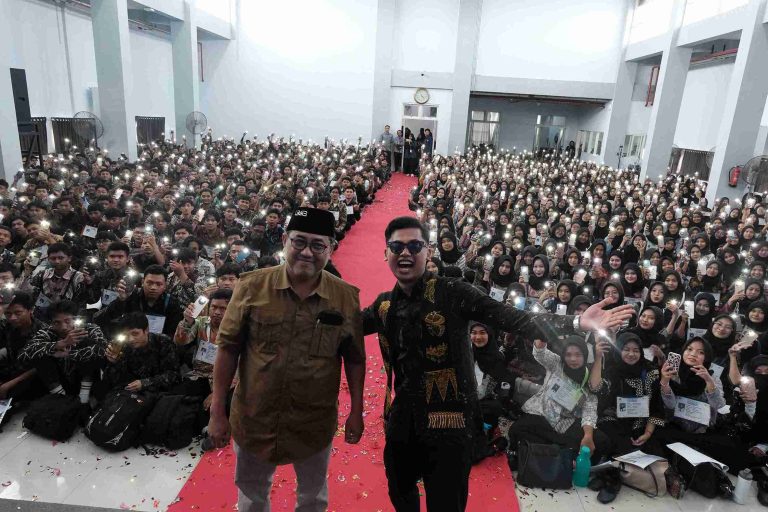 Penutupan MATAF UM Gresik 2025 Pecah! Ada Roasting Rektor, Pantun Lucu, hingga Musik Seru