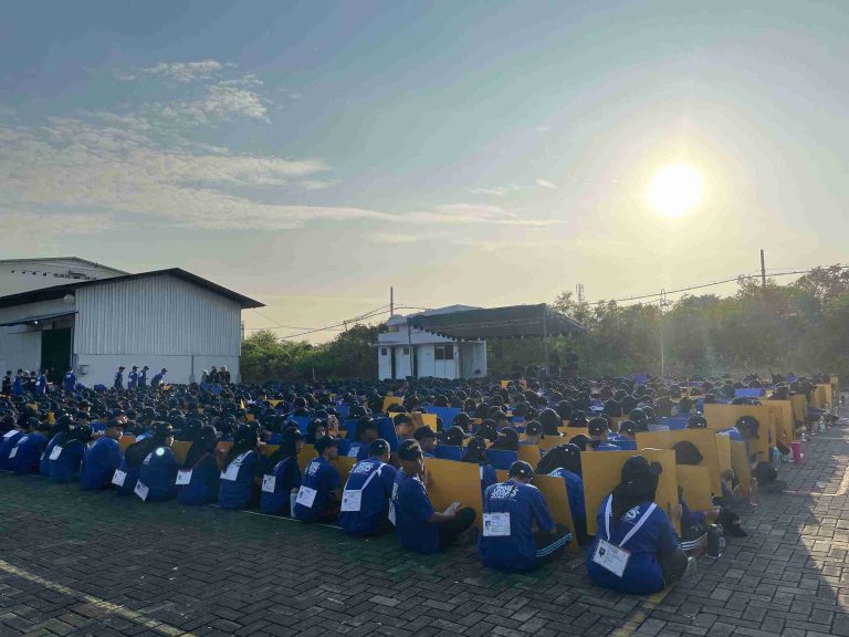1.100 Mahasiswa Baru Gegap Gempita di Hari Pertama MATAF 2025 UM Gresik, Ada Papermob Spektakuler!