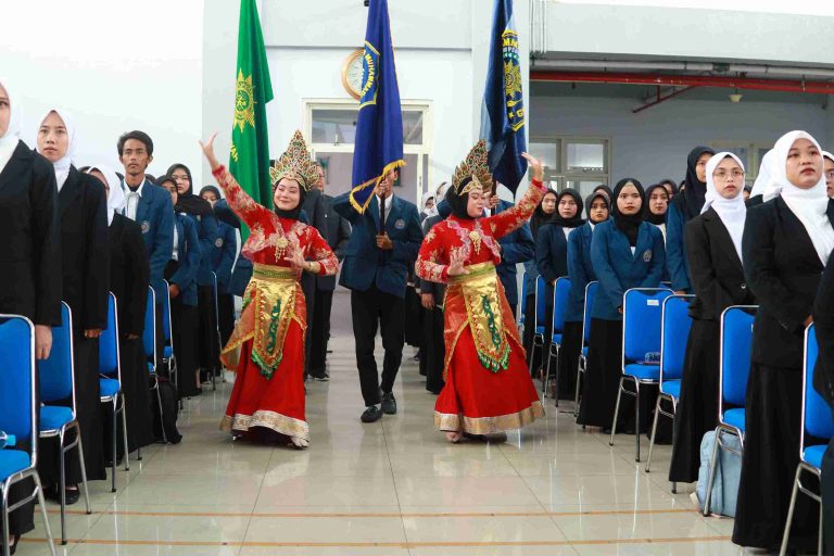 Meriah dan Penuh Haru! Yudisium Sarjana FKIP UM Gresik Hadirkan Tarian, Prestasi, hingga Kisah Inspiratif Peserta Terbaik