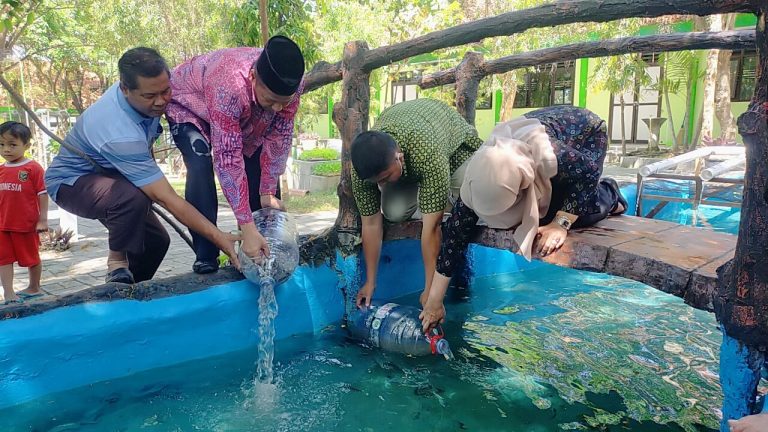 Masa Depan Pangan Dimulai di Sekolah! UM Gresik Tanamkan Ilmu Aquaponik di SMA Kedamean