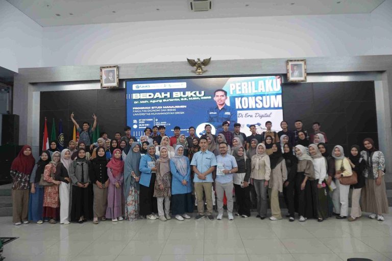 Mahasiswa Antusias! Prodi Manajemen UM Gresik Kupas Buku “Perilaku Konsumen di Era Digital” Karya Dosen Sendiri