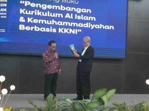 Revolusi Kurikulum AIK! Dr. Hasan Basri Luncurkan Buku “Pengembangan Kurikulum al Islam dan Kemuhammadiyahan Berbasis KKNI” di UM Gresik — Wujudkan Pendidikan Islam yang Hidup dan Berdaya Saing Global!