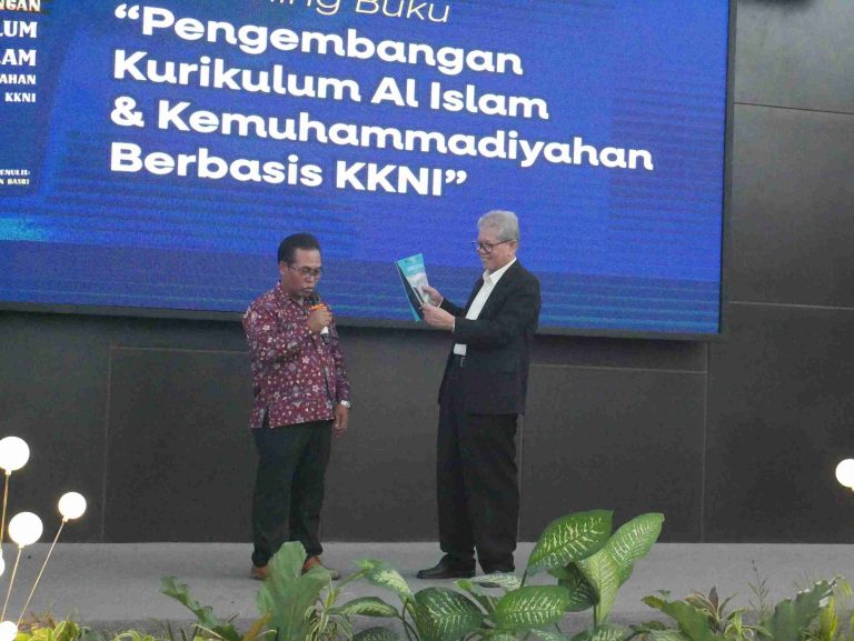 Revolusi Kurikulum AIK! Dr. Hasan Basri Luncurkan Buku “Pengembangan Kurikulum al Islam dan Kemuhammadiyahan Berbasis KKNI” di UM Gresik — Wujudkan Pendidikan Islam yang Hidup dan Berdaya Saing Global!
