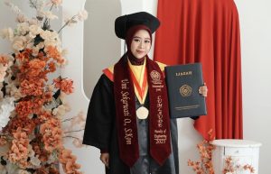 Inovatif dan Berprestasi! Mahasiswi Sistem Informasi UM Gresik Jadi Wisudawati Inspiratif di Wisuda ke-47