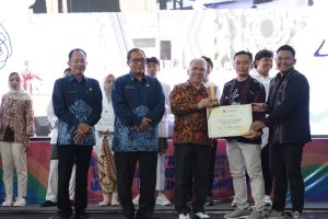 Bikin Desa Makin Maju! ‘Sekolah Desa’ Karya Dosen & Alumni UM Gresik Raih Juara I Nasional!