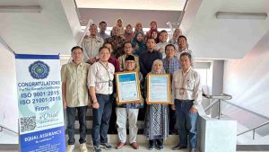 Standar Mutu UM Gresik Meledak Naik! Dua Sertifikat ISO Resmi Diserahkan—Kampus Siap ‘Go Global’!
