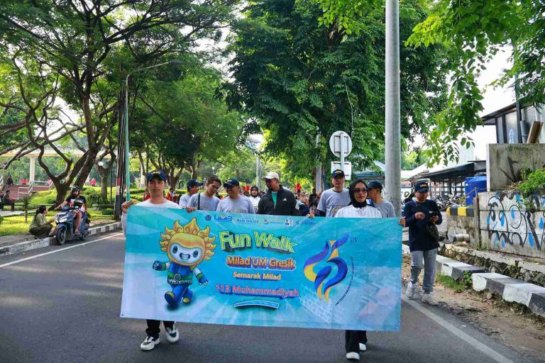 Milad UM Gresik ke-45 Pecah! Fun Walk Akbar, Hadiah Umroh, dan Aksi Sosial Warnai Perayaan