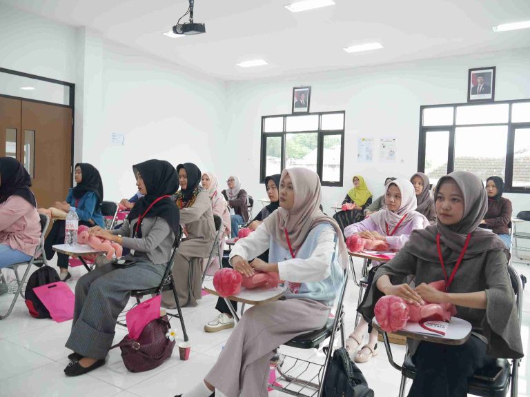 Bidan Harus Melek Usaha! UM Gresik Gelar Pelatihan Entrepreneur Baby Massage