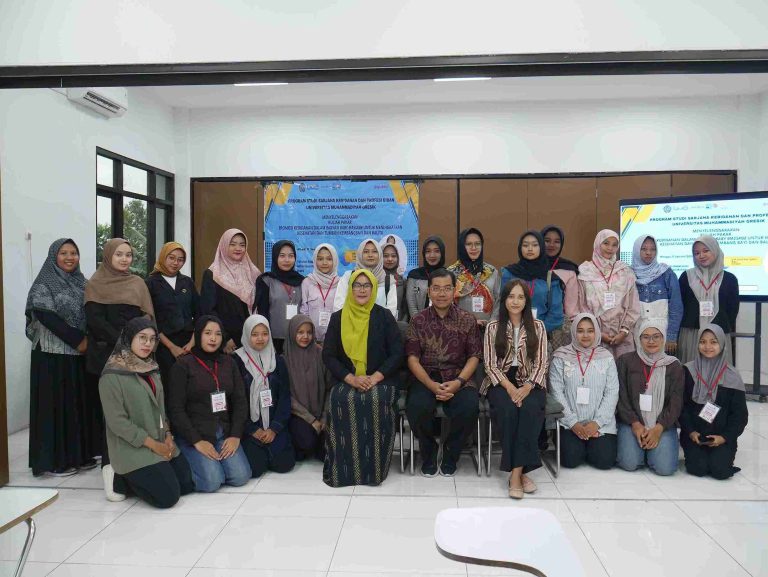 Baby Massage Bukan Mitos! Kuliah Pakar UM Gresik Ungkap Manfaat Nyata bagi Kesehatan Bayi
