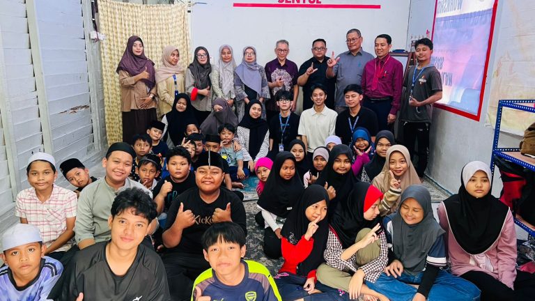 Tak Pernah Pulang Kampung, Anak Migran Ini Diajak FKIP UM Gresik Mengenal Budaya Asal