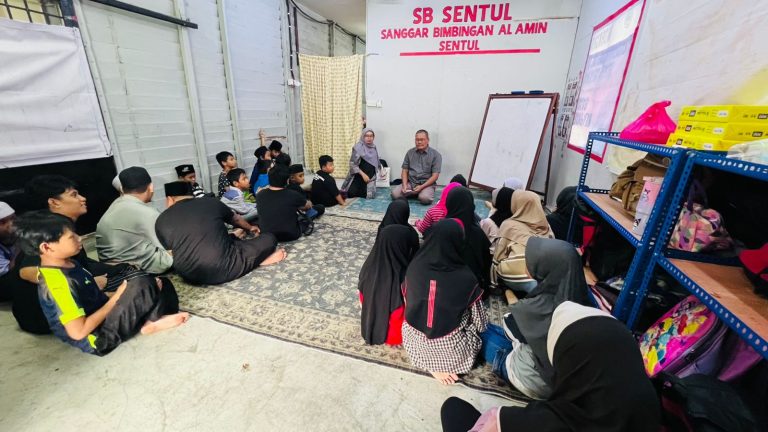 Mengharukan! Kaprodi PPG FKIP UM Gresik Turun Langsung Ajari Anak Migran Mengaji