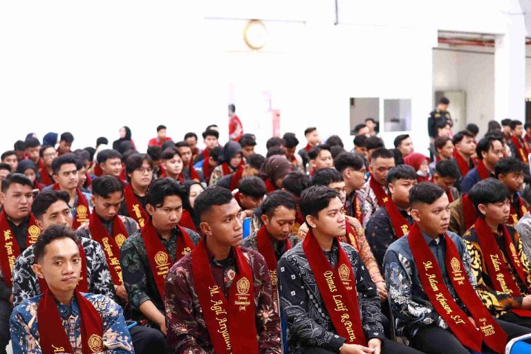 Dua Lokasi, Satu Momentum Besar! Ratusan Mahasiswa FAI dan Teknik UM Gresik Resmi Menjadi Calon Wisudawan