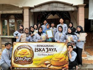Mahasiswa KKN Kelompok 20 Manajemen UM Gresik Dampingi UMKM di Desa Jolotundo dalam Pembuatan Banner, Kemasan, Label Produk, dan NIB