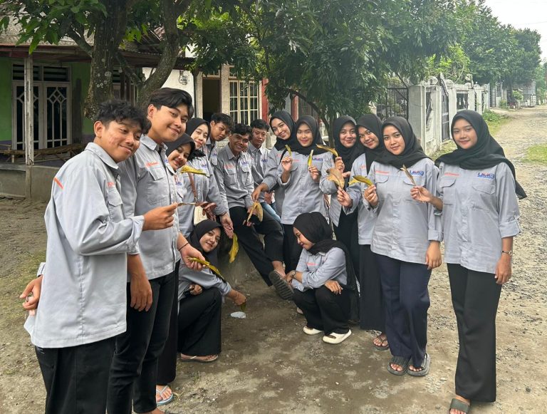 Biopori Berkelanjutan Jadi Inovasi Mahasiswa KKN Kelompok 20 UM Gresik untuk Desa Jolotundo Ramah Lingkungan