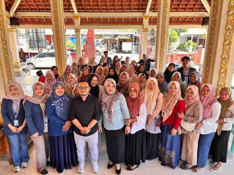 Mahasiswa KKN Kelompok 20 UM Gresik Hadirkan Solusi Digital bagi UMKM Desa Jolotundo