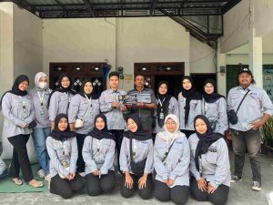 Wujud Pengabdian KKN, Plakat Aparat Desa Resmi Terpasang di Balai Desa Madureso