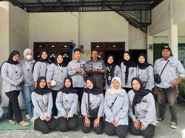 Wujud Pengabdian KKN, Plakat Aparat Desa Resmi Terpasang di Balai Desa Madureso
