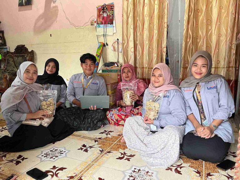 Sertifikasi Halal Jadi Langkah Maju UMKM Rengginang Desa Jolotundo Bersama KKN Kelomp﻿ok 20 Universitas Muhammadiyah Gresik