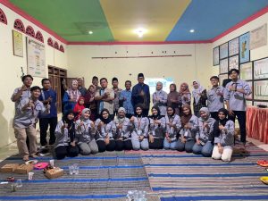 Dari Sampah Jadi Rupiah: Mahasiswa UM Gresik Ubah Plastik Bekas Jadi Paving Block di Mojokerto