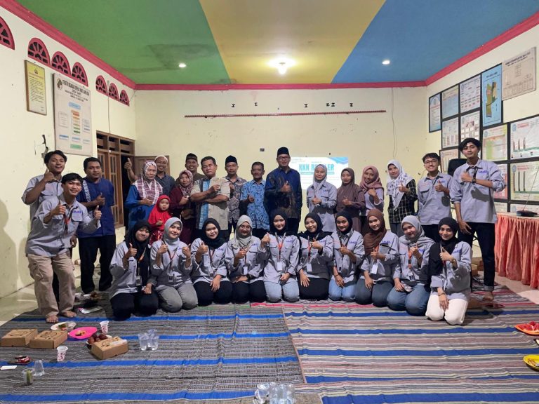 Dari Sampah Jadi Rupiah: Mahasiswa UM Gresik Ubah Plastik Bekas Jadi Paving Block di Mojokerto