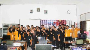 Mengubah Ide Jadi Sistem: Kolaborasi Prodi dan SIBER UM Gresik di SMK Dharma Wanita