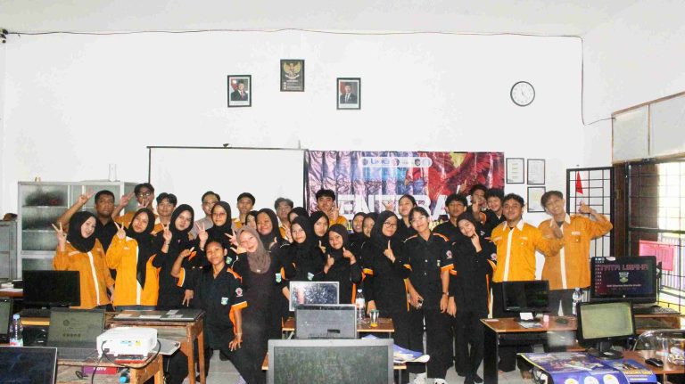Mengubah Ide Jadi Sistem: Kolaborasi Prodi dan SIBER UM Gresik di SMK Dharma Wanita