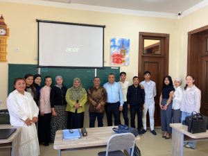 Team Teaching UM Gresik–Kattakurgan SPI Perkuat Literasi Akademik dan Strategi Pengujian Bahasa
