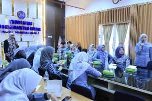 Bukan Sekadar Bekerja di Balik Layar! Tendik UM Gresik Dibekali Rahasia Komunikasi Efektif dan Teknik MC Profesional