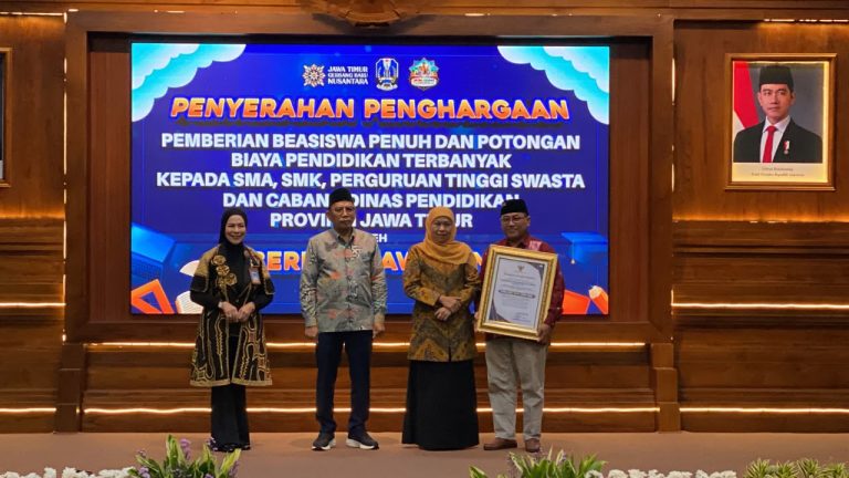 Sediakan 81 Beasiswa Penuh dan Keringanan Biaya bagi 2.300 Murid, UM Gresik Raih Penghargaan Gubernur Jatim