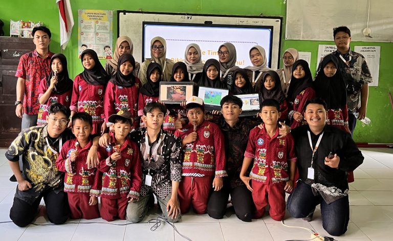 BINGGO Hadir di SDN 1 Bangeran, Mahasiswa KKN UM Gresik Ajak Siswa Jadi Programmer Cilik