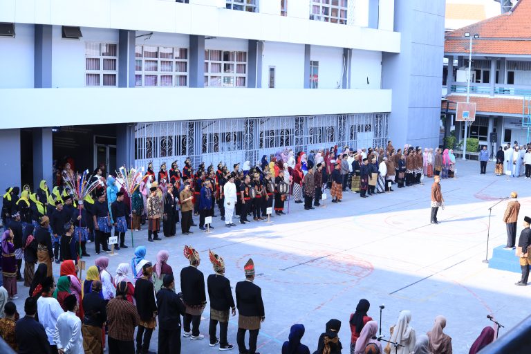 HUT ke-81 RI di UM Gresik Berlangsung Meriah, Upacara Bendera Pakaian Adat hingga Lomba Kemerdekaan