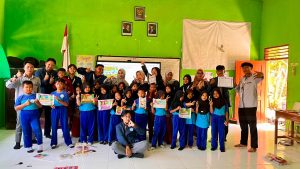 Damar Kurung Jadi Media Belajar Kreatif, Mahasiswa PGSD UM Gresik Ajak Siswa SDN 1 Bangeran Lestarikan Budaya Gresik