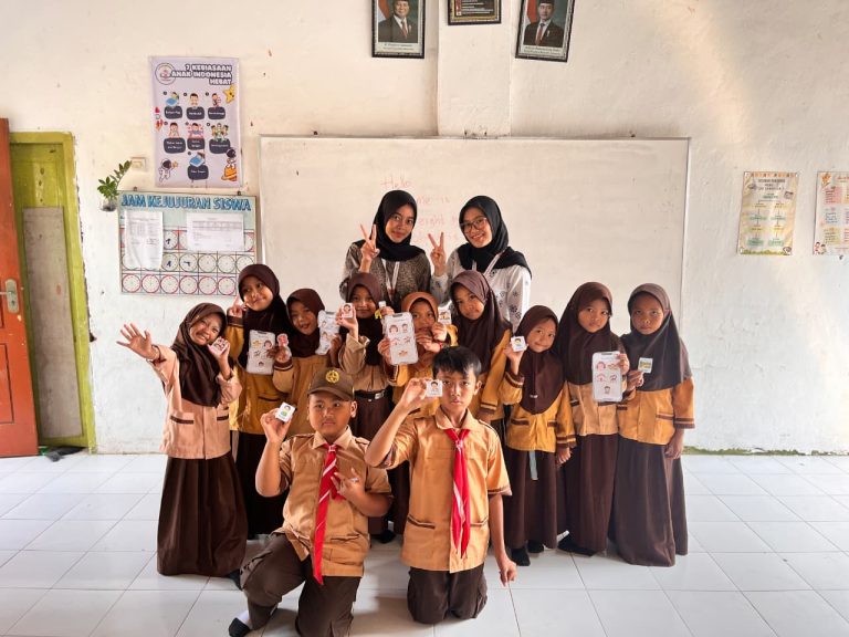 Improving Vocabulary through Flashcard, Mahasiswa Pendidikan Bahasa Inggris UM Gresik Dorong Kepercayaan Diri Siswa SDN 1 Bangeran Berbahasa Inggris