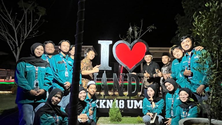 KKN Kelompok 18 UM Gresik Hadirkan Ikon “I ❤️ Cinandang”, Perkuat Identitas Potensi Wisata Desa