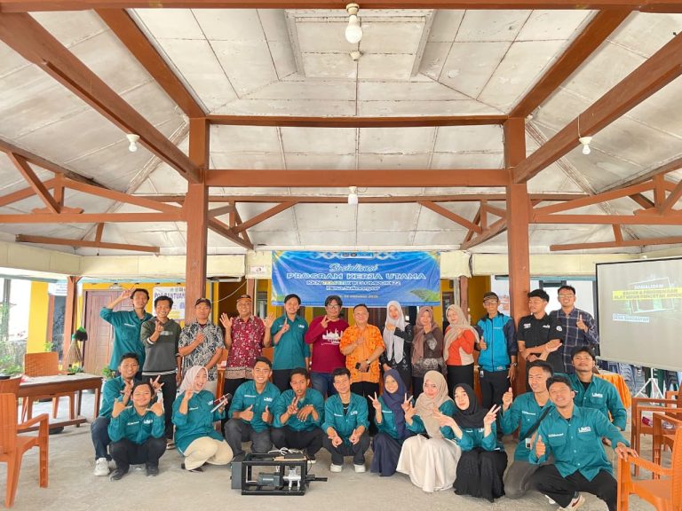 Limbah Pertanian Tak Lagi Terbuang! Mahasiswa KKN UM Gresik Ciptakan Mesin Briket untuk Petani Sukoanyar